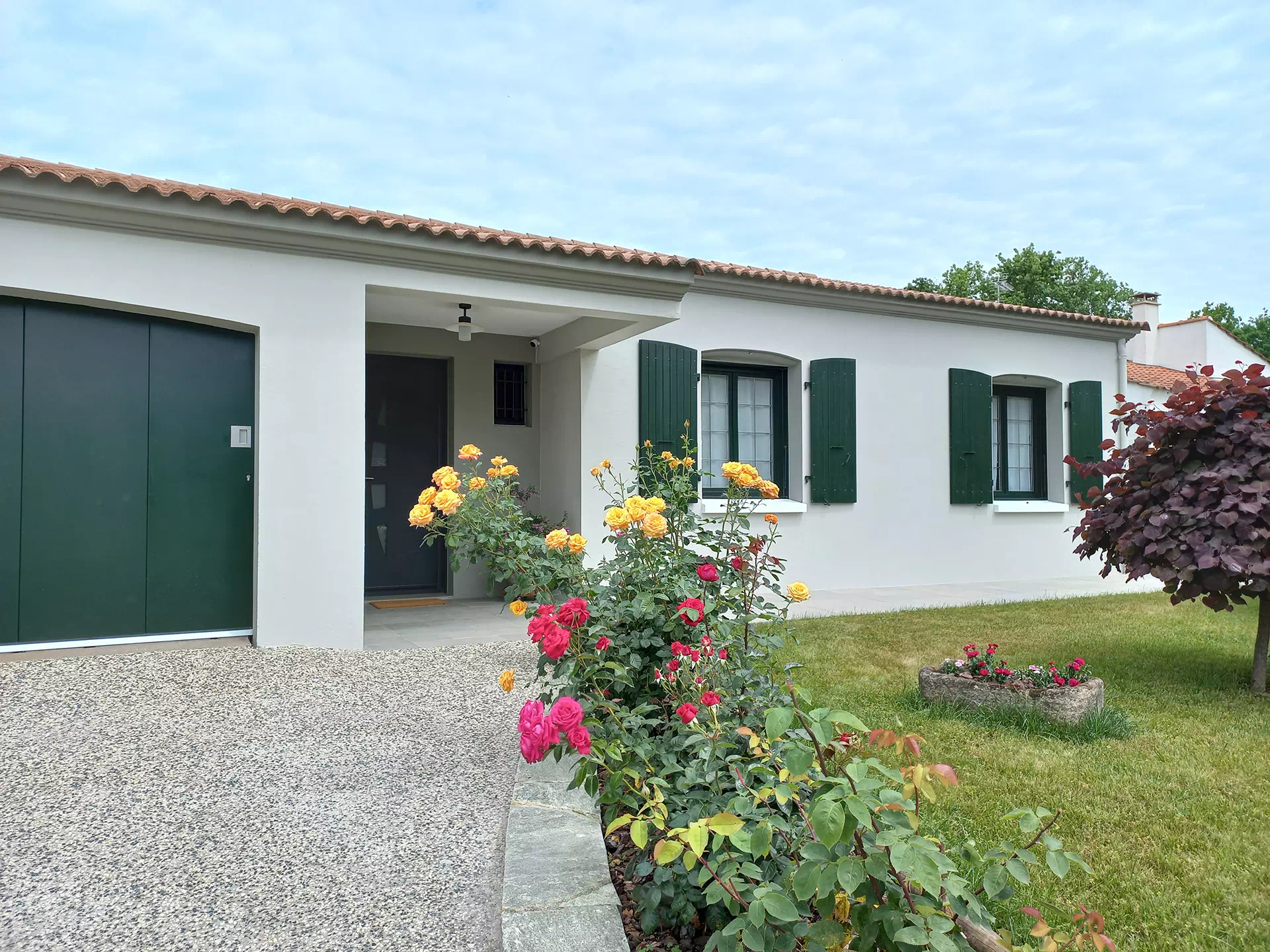 realisation-ravalement-facade-larochesuryon-favreau-peinture (1) realisation-ravalement-facade-larochesuryon-favreau-peinture (1)