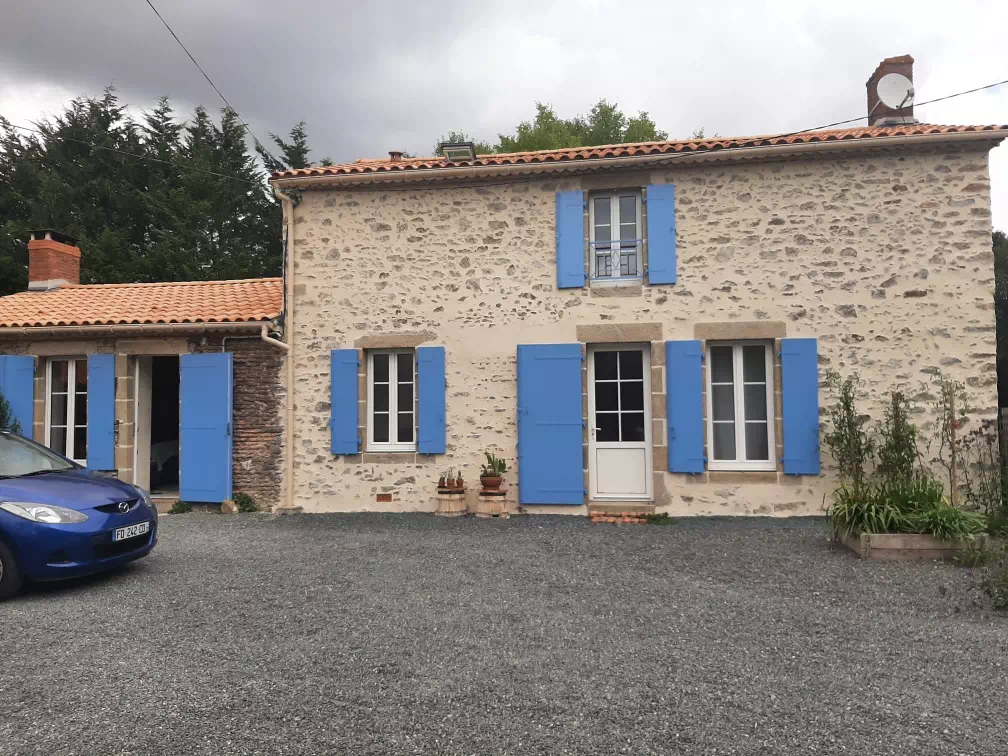realisation-ravalement-facade-larochesuryon-favreau-peinture (6) realisation-ravalement-facade-larochesuryon-favreau-peinture (6)